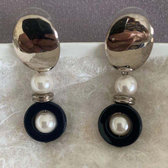 2/$20 Navy/Silver/Faux Pearl set of Necklace and Earrings - Picture 2 of 7